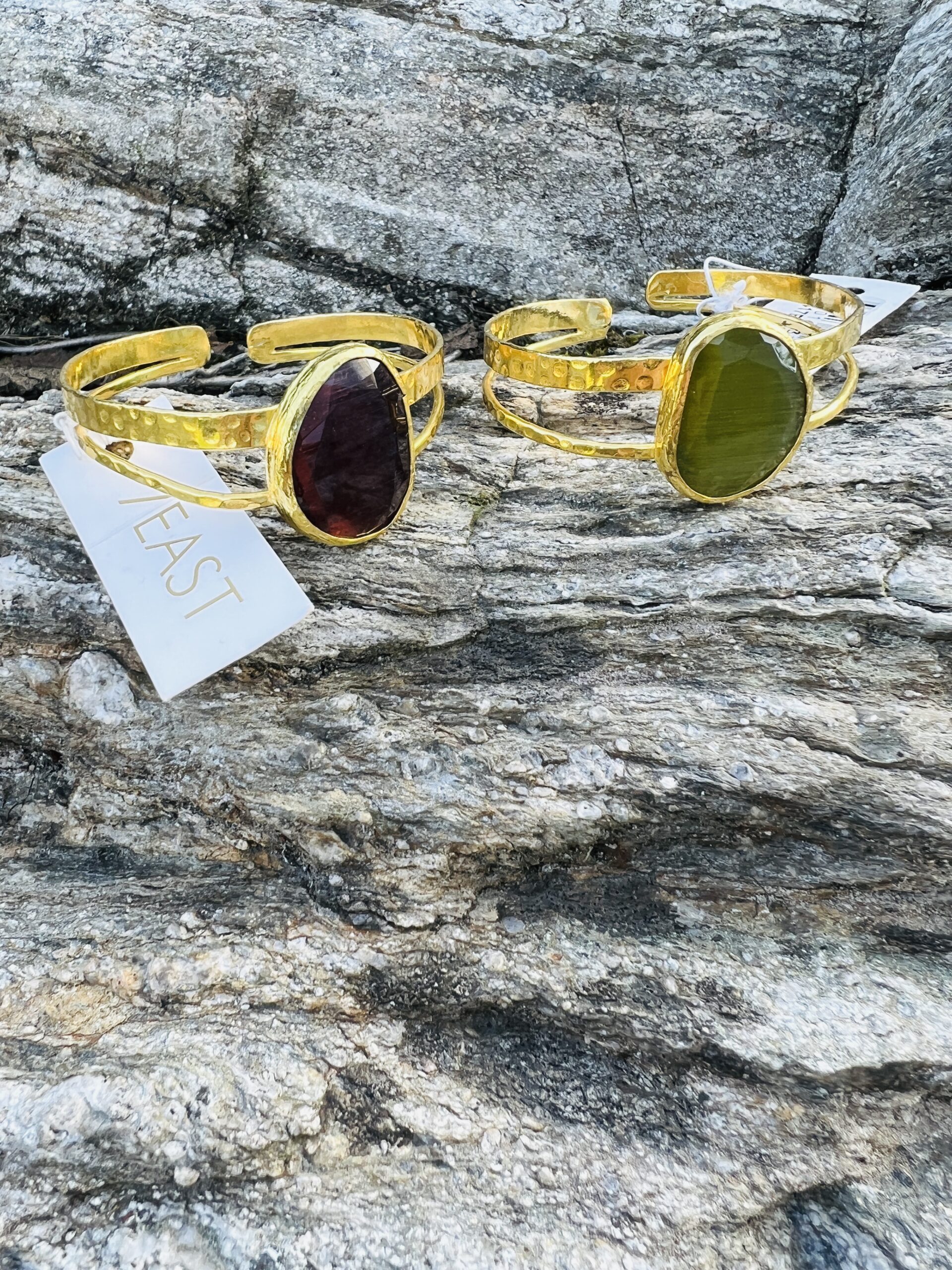 IMG_1862 Handgjort Armband i mässing förgyllt med 24 karat guld, endast Bordeaux kvar