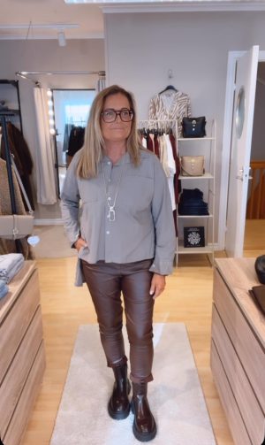 IMG_0399 Åsa bomulls skjorta, Taupe. (Klicka se film)