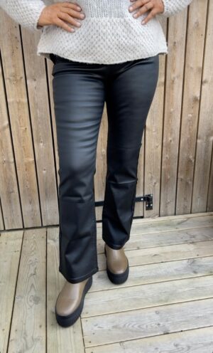 Minna byxa i skinnimitation Flare , Svart. Endast kvar i stl 44