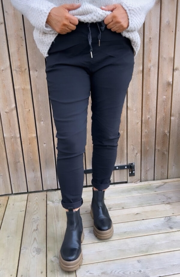 IMG_6642 Magisk byxa, Svart Dubbelstorlekar