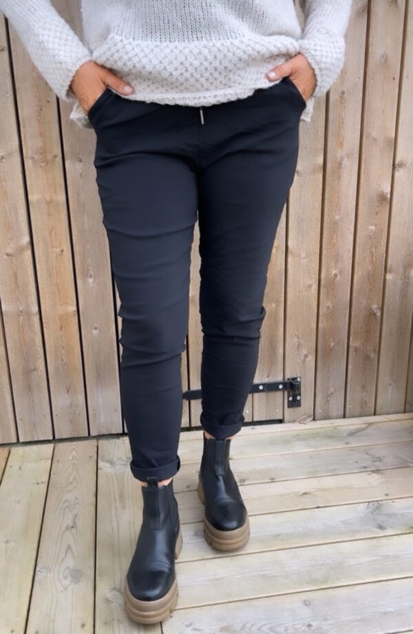 IMG_6643 Magisk byxa, Svart Dubbelstorlekar