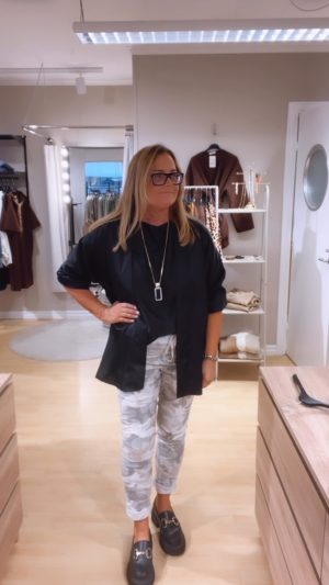 3649289C-F4E9-4883-9558-3CEE26DFBD0B Kajsa kort kaftan, Glansig Svart. (Klicka se film)