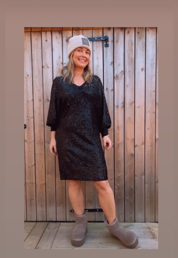 Gina klänning, Svart med paljetter. (Klicka in och se klänningen på)