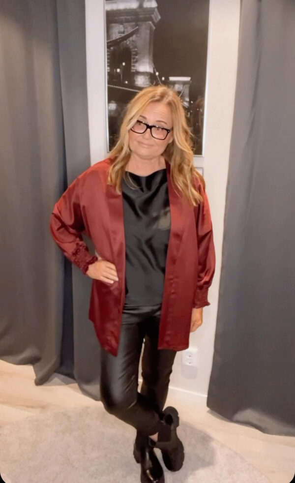 IMG_0784 2 Kajsa kort kaftan, Glansig Vinröd