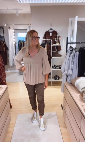 IMG_9873 Ingrid viscoseblus. (Klicka se film med plagget på)