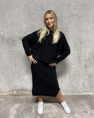 IMG_6544 Florens stickat set, Svart. (Klicka se film)