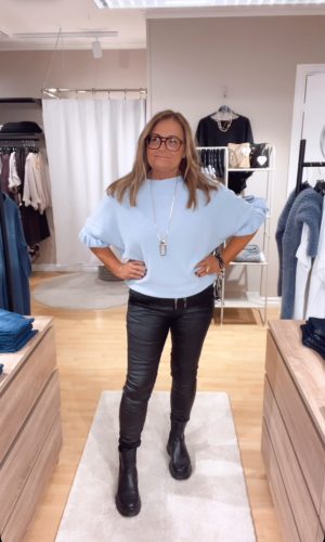 Malva stickad tröja, Babyblå . (Klicka se film med plagg på)