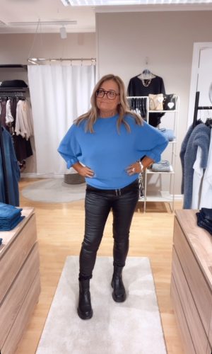 Malva stickad tröja, Azurblå . (Klicka se film med plagg på)