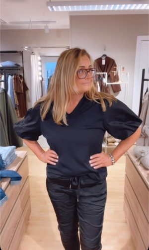 IMG_9387 Topp med puffärm, Svart. (Klicka se film)