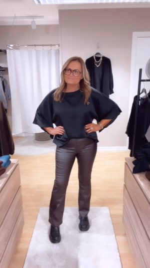 Minna byxa i skinnimitation Flare , Espresso. (Klicka se film)