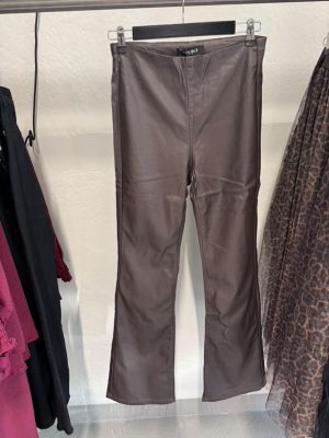 Minna byxa i skinnimitation Flare , Espresso. (Klicka se film)