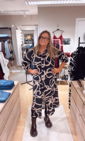 IMG_1950 Malle dress, Svart med Taupe snirklar. (Klicka se film)