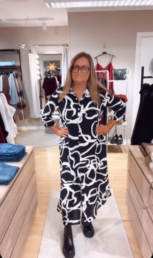 Malle dress, Svart med Vita snirklar. (Klicka se film)