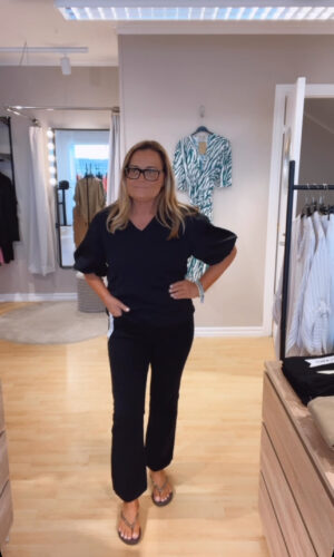 IMG_8257 Demi Flare jeans, Svarta. (Klicka se film med plagget på)