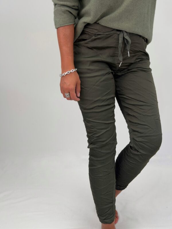 IMG_1216_SnapseedCopy Magisk Glansig byxa, Army.