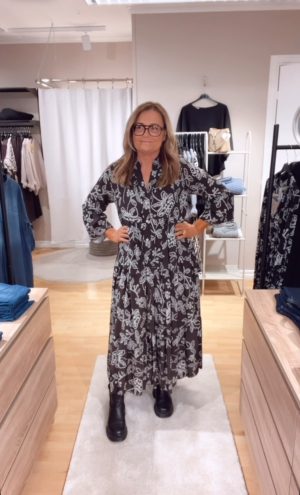 IMG_2311 Zassi dress Flower, Mörkbrun. (Klicka se film)