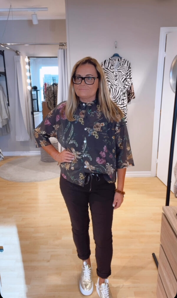 Magisk byxa med bakficka. Brun.