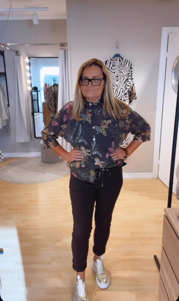 Magisk byxa med bakficka. Brun.