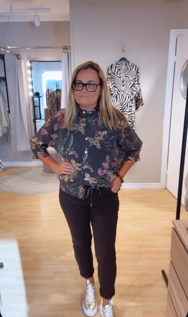 Magisk byxa med bakficka. Brun.