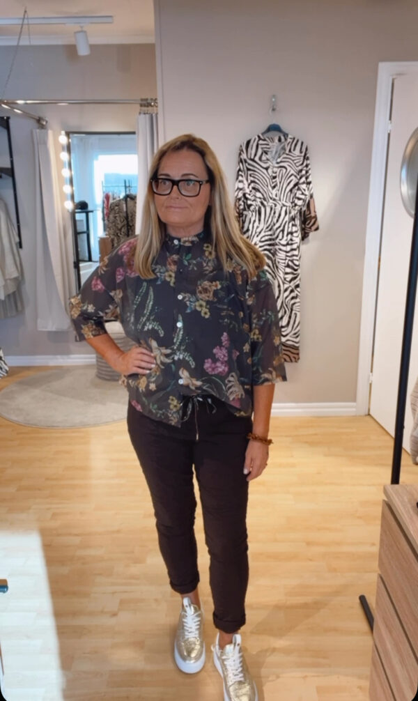 Magisk byxa med bakficka. Brun.