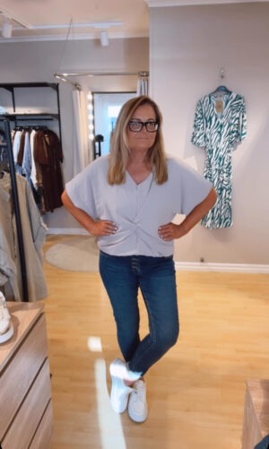 Topp med knut fram,Beige. (Klicka se film)