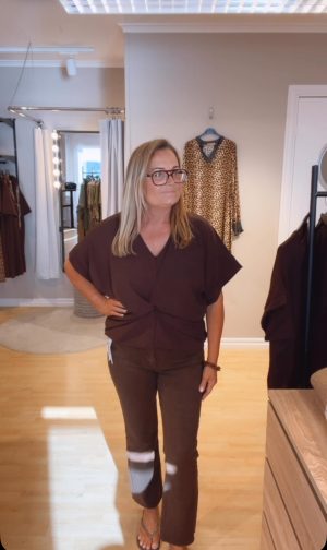 Demi Flare jeans, Bruna. (Klicka se film med plagget på)