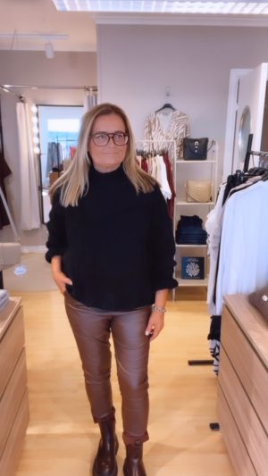 2FD3B031-EF92-47E0-A469-507861F6A15B Cuddle Sweater, Svart. (Klicka se film)