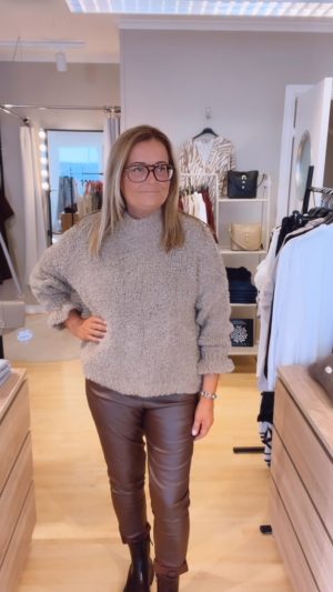 39FCFF88-00A0-4EA3-A37E-7421D6716F6E Cuddle Sweater, Camel. (Klicka se film)