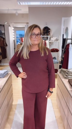 3AFBDA99-73F8-4B47-B760-B304D90186AF Stella stickad tröja, Vinröd. (Klicka se film med plagget på)