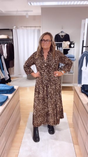 738C6807-4F50-4D4F-9320-B15EB75CDBCB Zassi dress Leo, Brun. (Klicka se film)