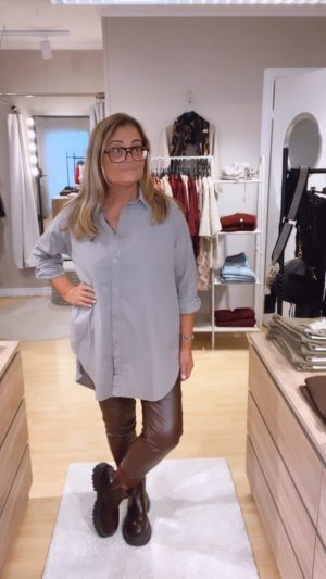 Long Boyfriend Shirt, Taupe. (Klicka se film) Åter på lager