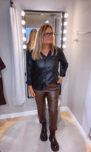 IMG_0140 Loren Skjorta veganskt skinn, Svart. (Klicka så ser du film med skjortan på)