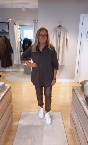 Long Boyfriend Shirt, Espresso (Klicka se film)Åter på lager