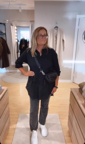 Long Boyfriend Shirt, Svart. (Klicka se film)