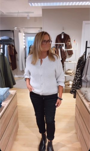 IMG_9431 Moa gosig kofta, Beige. (Klicka se film)