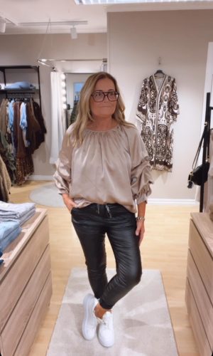 IMG_0627 Molly blus, Light Camel. (Klicka se film)