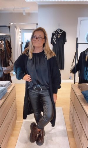 IMG_0953 Lova Cardigan, Svart. Klicka se film