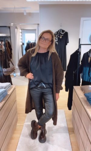 IMG_0977 Lova Cardigan, Brun. Klicka se film