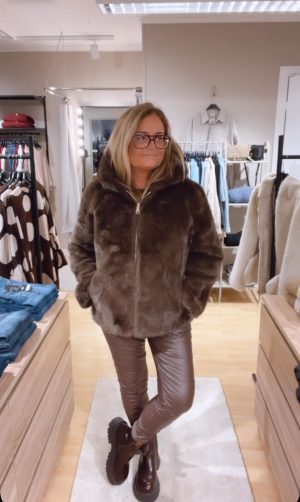 IMG_1028 Cool vändbar jacka, MoccaBrun. Klicka se film