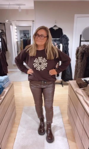 IMG_1237 Mjuk college sweater, Brun. (Klicka se film)