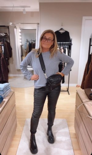 IMG_1286 Stella stickad tröja, Grå. (Klicka se film med plagget på)