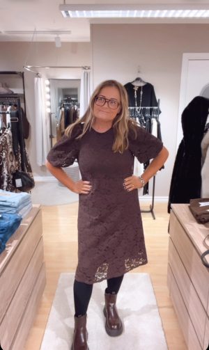 IMG_1555 Spetsklänning, Brun. (Klicka se film)