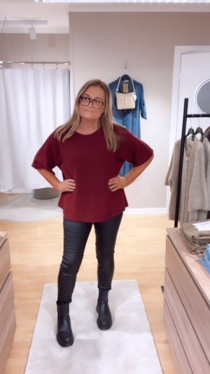 Mindy tröja med vid ärm, Vinröd. (Klicka se film)