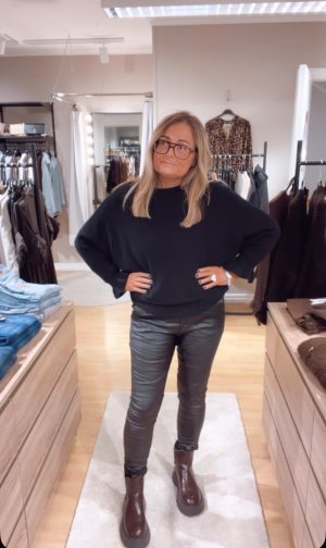 Malva stickad tröja, Lång ärm Svart. (Klicka, se film med plaggen på)