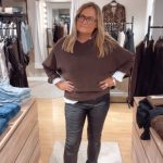 IMG_1718 Malva stickad tröja, Lång ärm Espresso. (Klicka, se film med plaggen på)