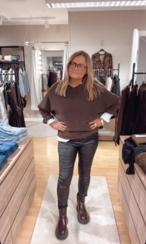 Malva stickad tröja, Lång ärm Espresso. (Klicka, se film med plaggen på)