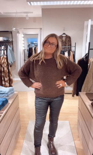 IMG_1735 Karin stickad tröja, Varm Brun. (Klicka, se film med plaggen på)