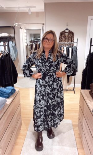 Zassi dress Flower, Svart. (Klicka se film)