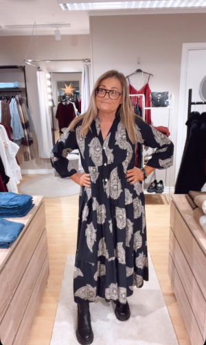 IMG_1963 Zassi dress Paisley, Svart. (Klicka se film)