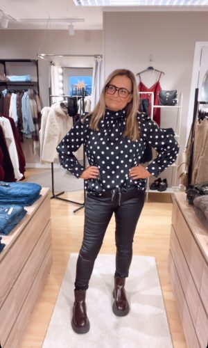 IMG_2067 Prickig blus, Svart. (Klicka se film)